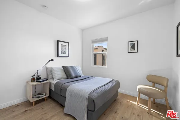 $1,078,000 | 2400 West 74th Street, Los Angeles, CA 90043