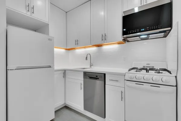 $5,000 | 165 Christopher Street, Unit 6M | West Village