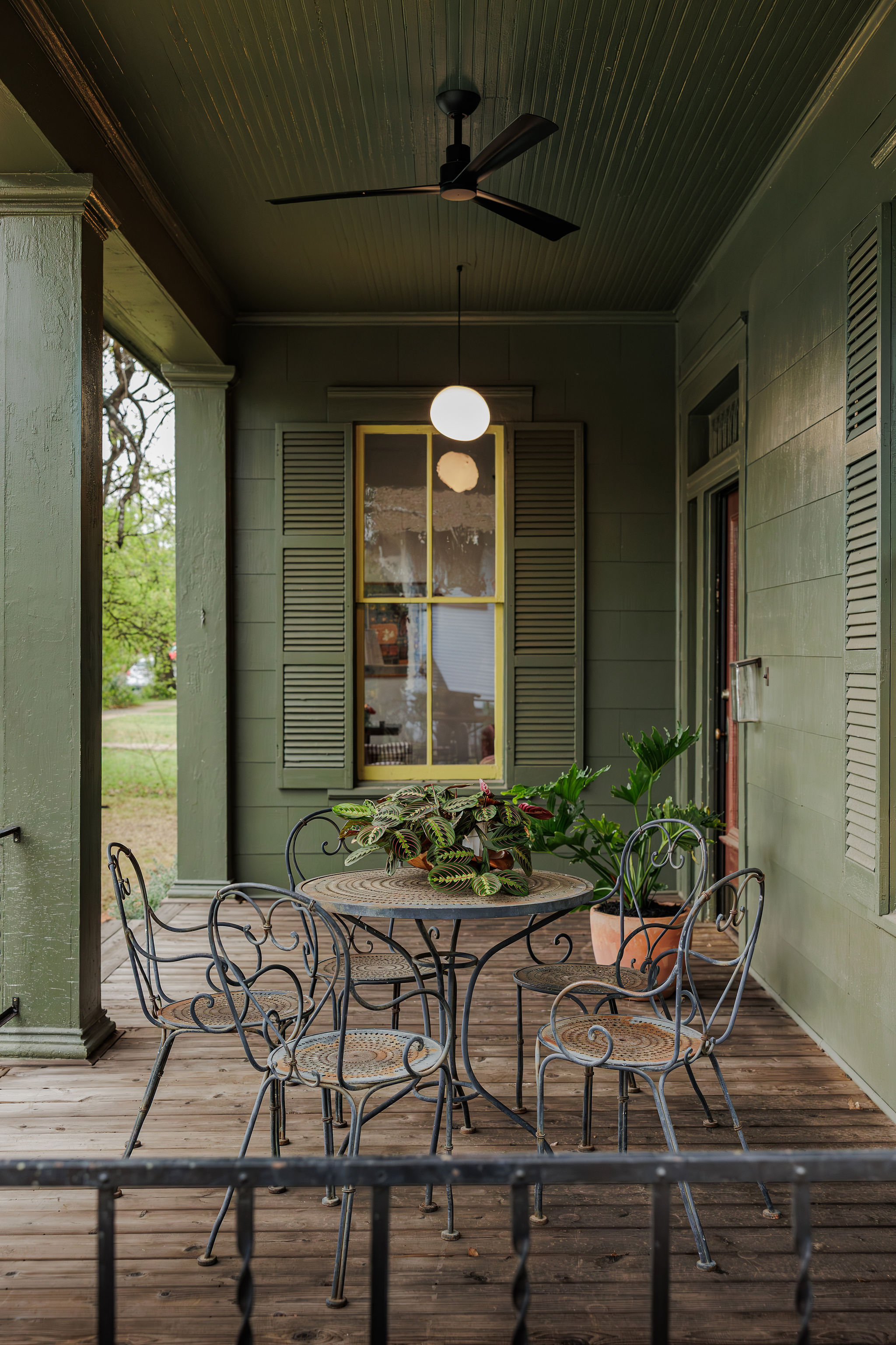 606 West 35th Street Austin, TX 78705 - Photo 4 of 37 a patio with table and chairs