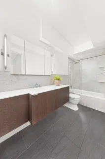 $995,000 | 440 East 62nd Street, Unit 20E | Lenox Hill