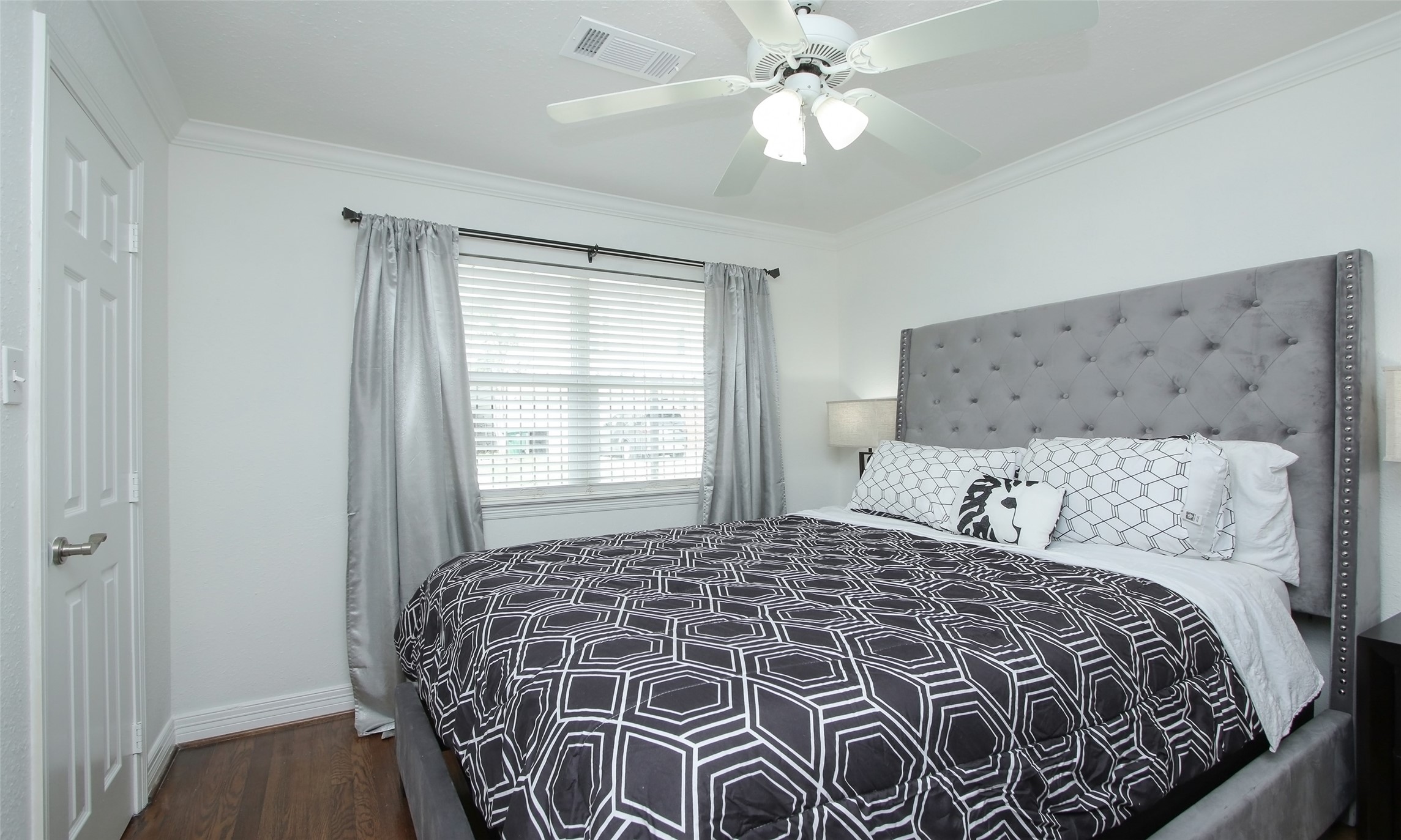 4331 Marina Street, Unit B Houston, TX 77007 - Photo 15 of 37 a bedroom with a large bed and a window