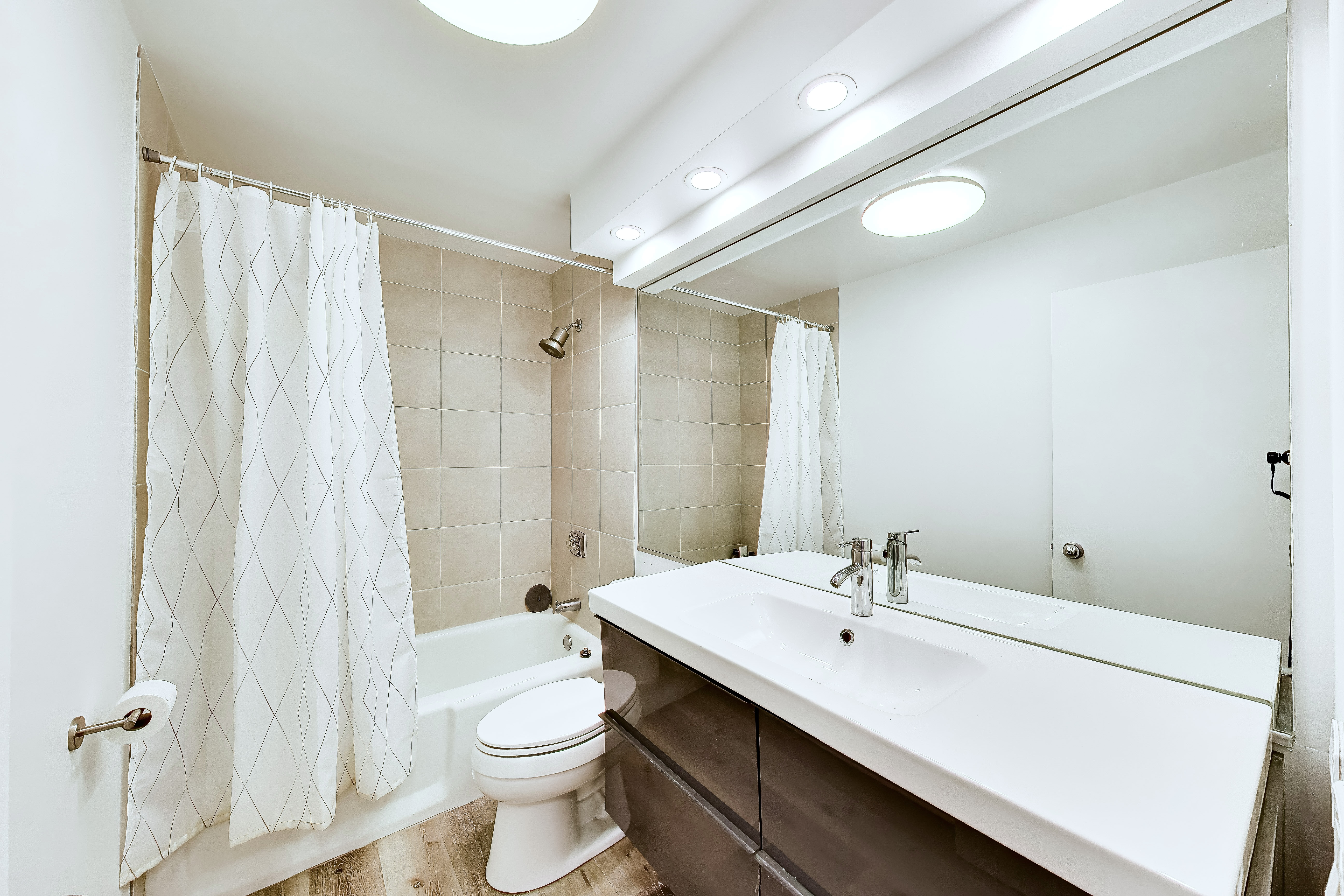 110 East Delaware Place, Unit 1402 Chicago, IL 60611 - Photo 19 of 23