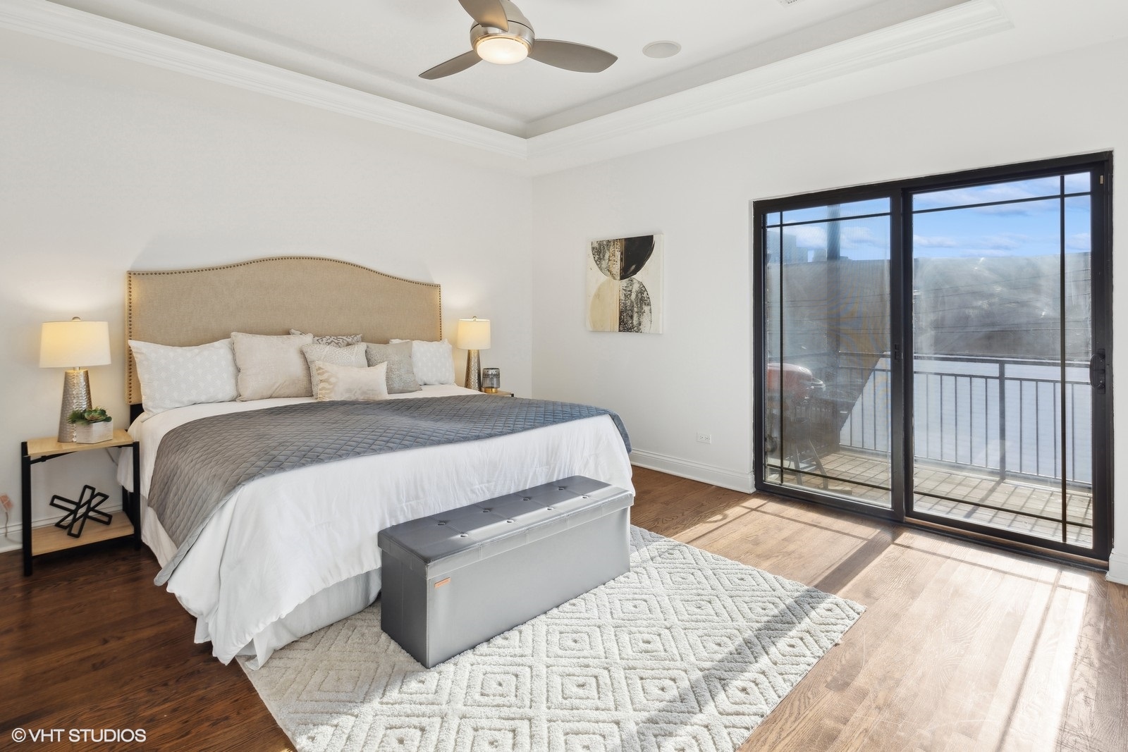 1227 East 46th Street, Unit 2E Chicago, IL 60653 - Photo 8 of 16 a bedroom with a large bed and a large window