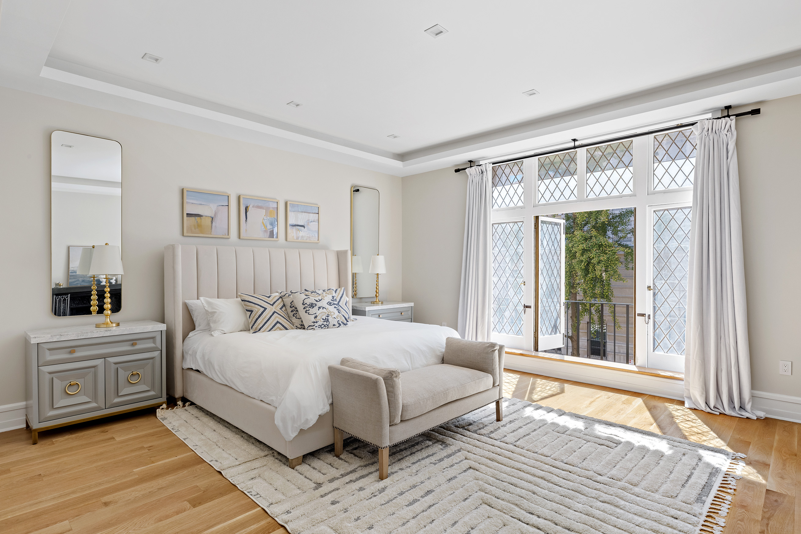 25 East 94th Street Manhattan, NY 10128 - Photo 5 of 33 a bedroom with a large bed and a window