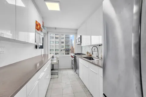 $1,290,000 | 300 East 59th Street, Unit 2601 | Sutton Place