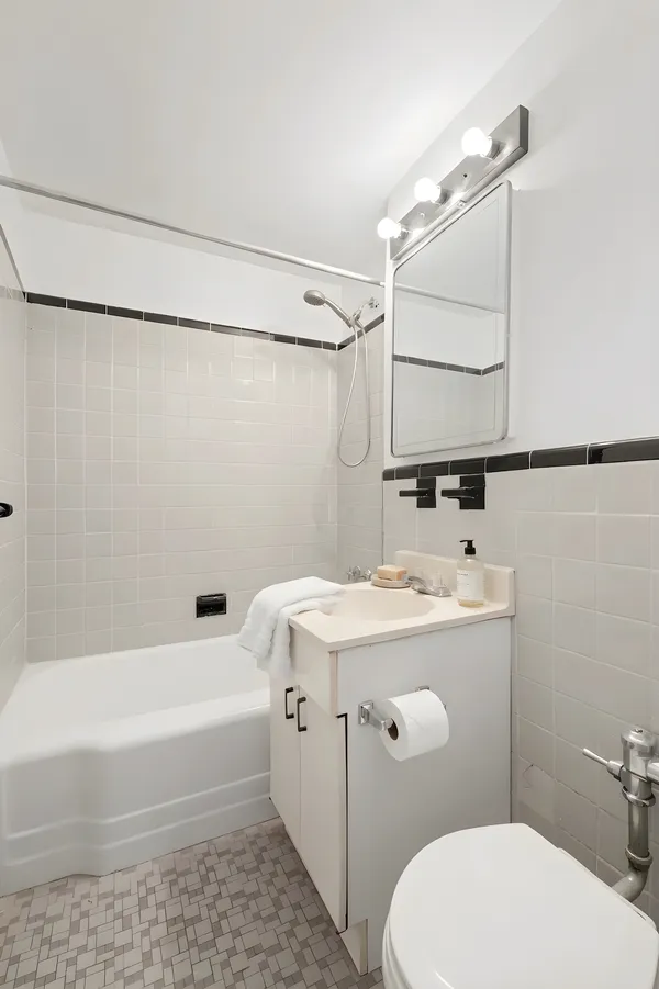 $565,000 | 50 King Street, Unit 9A | Hudson Square