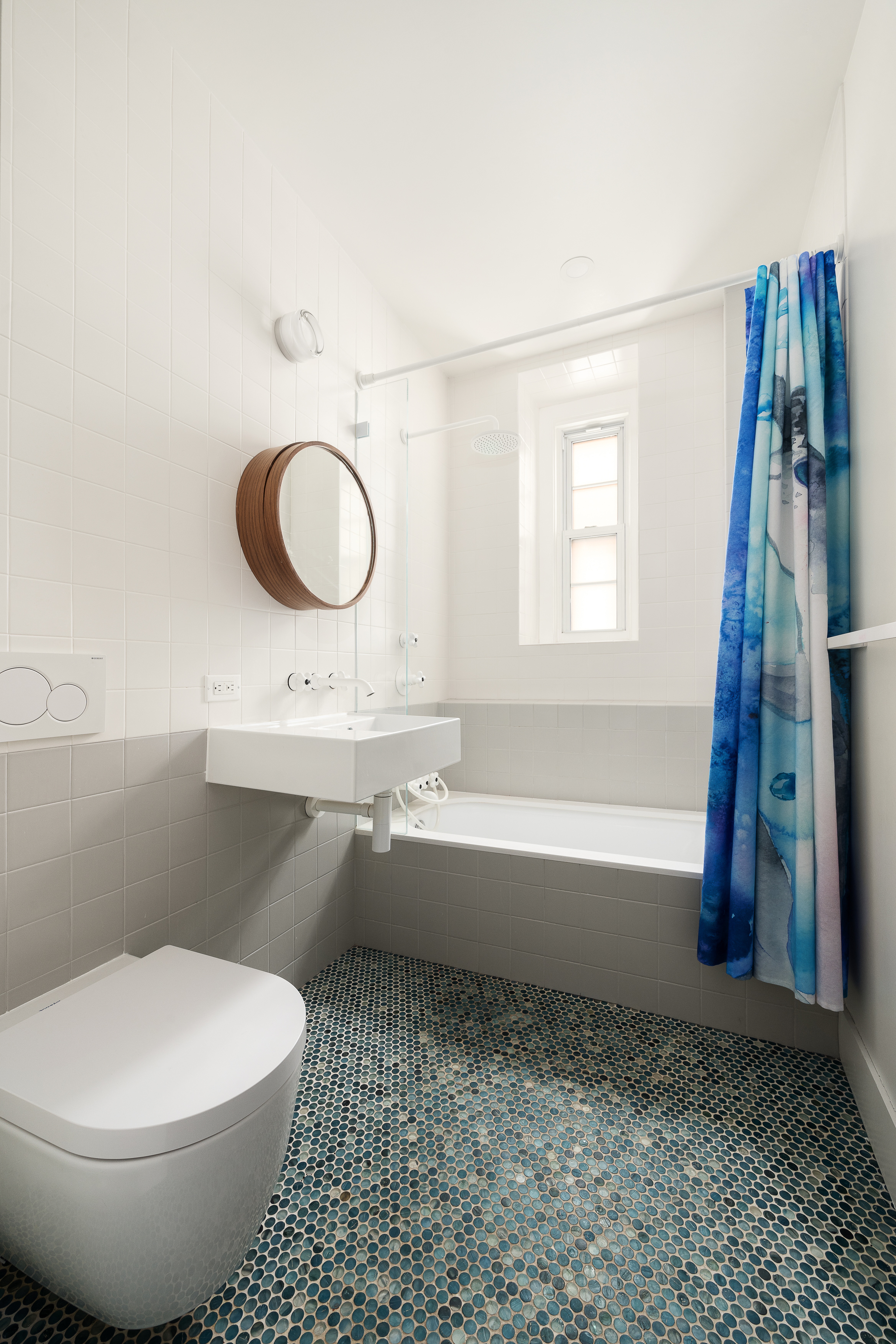 160 Henry Street, Unit 3C Brooklyn, NY 11201 - Photo 15 of 18 a bathroom with a sink a toilet and a bathtub