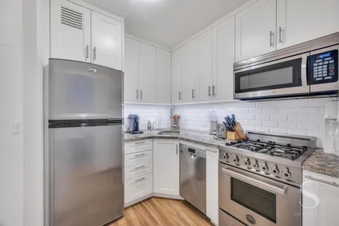 $798,000 | 301 East 62nd Street, Unit 12B | Lenox Hill