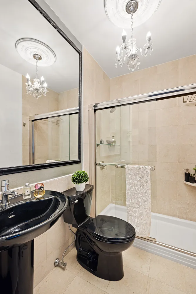 $735,000 | 200 East 69th Street, Unit 2R | Lenox Hill