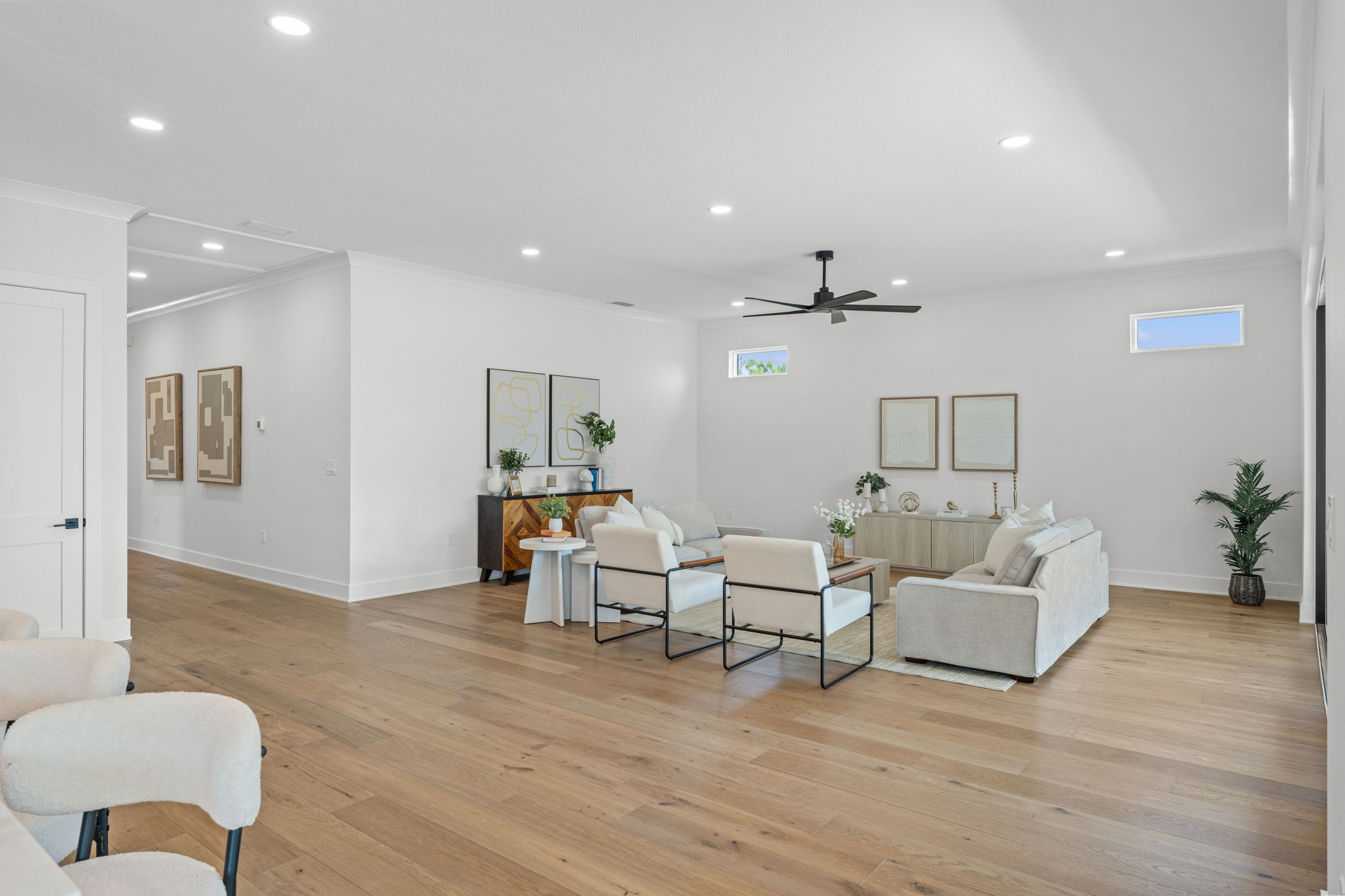 500 East Davis Boulevard Tampa, FL 33606 - Photo 5 of 36 a living room with furniture and a wooden floor