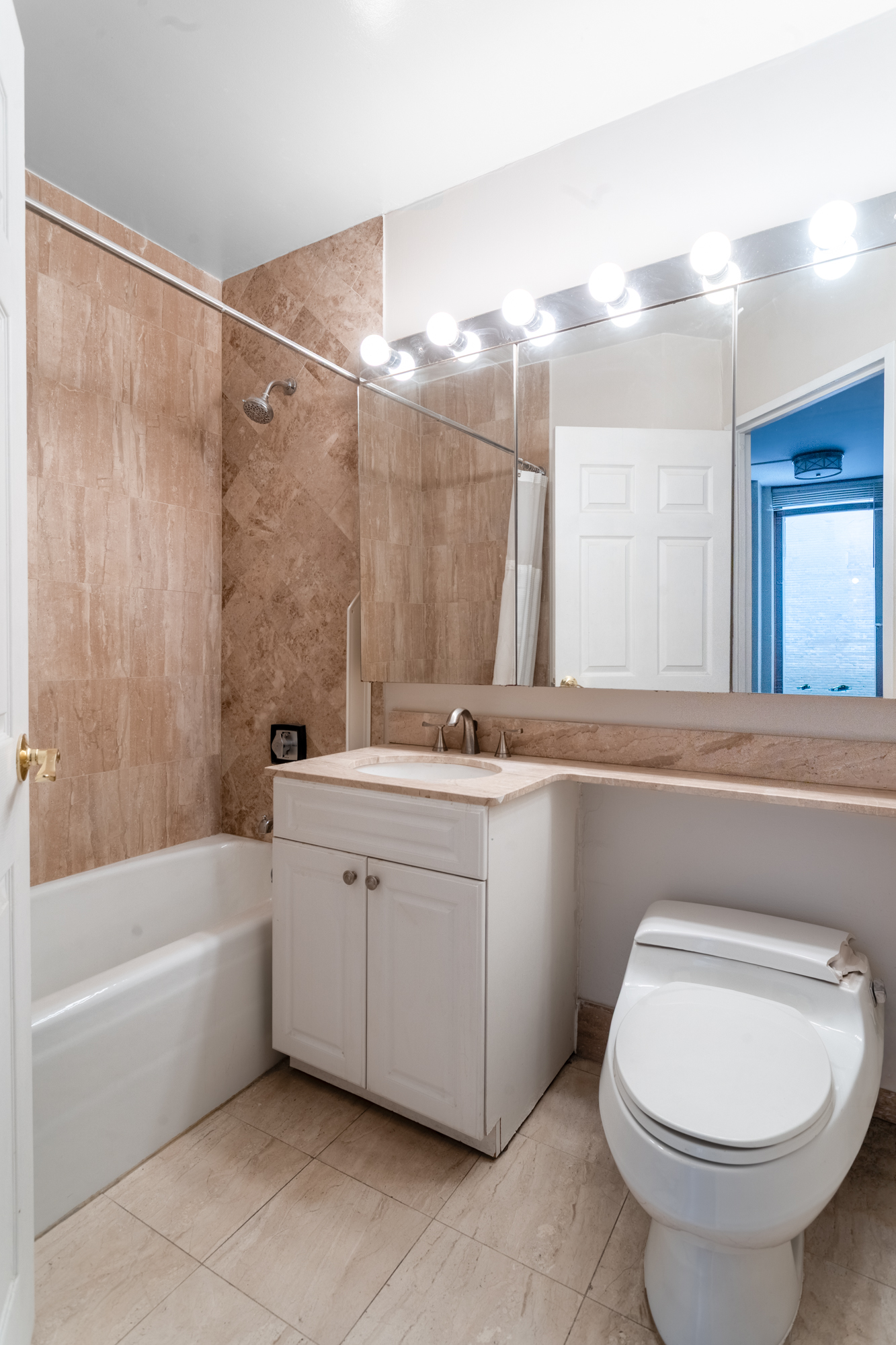 145 East 48th Street, Unit 12B Manhattan, NY 10017 - Photo 9 of 12
