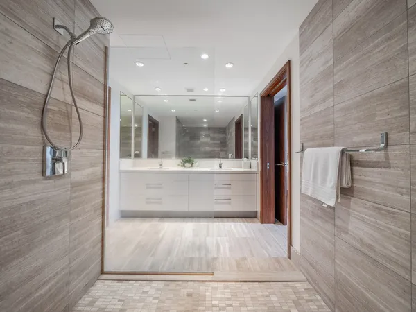 $3,495,000 | 1555 Kapiolani Boulevard, Unit 2002, Honolulu, HI 96814
