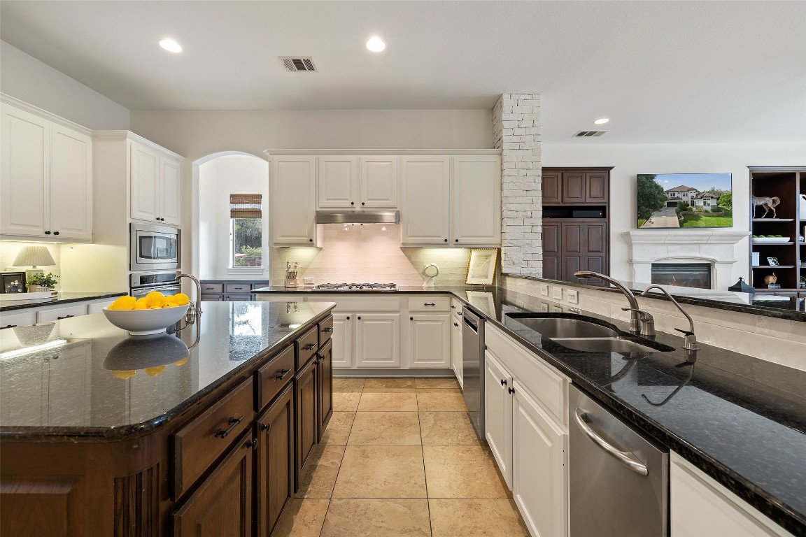 15713 Spillman Ranch Loop Austin, TX 78738 - Photo 12 of 46