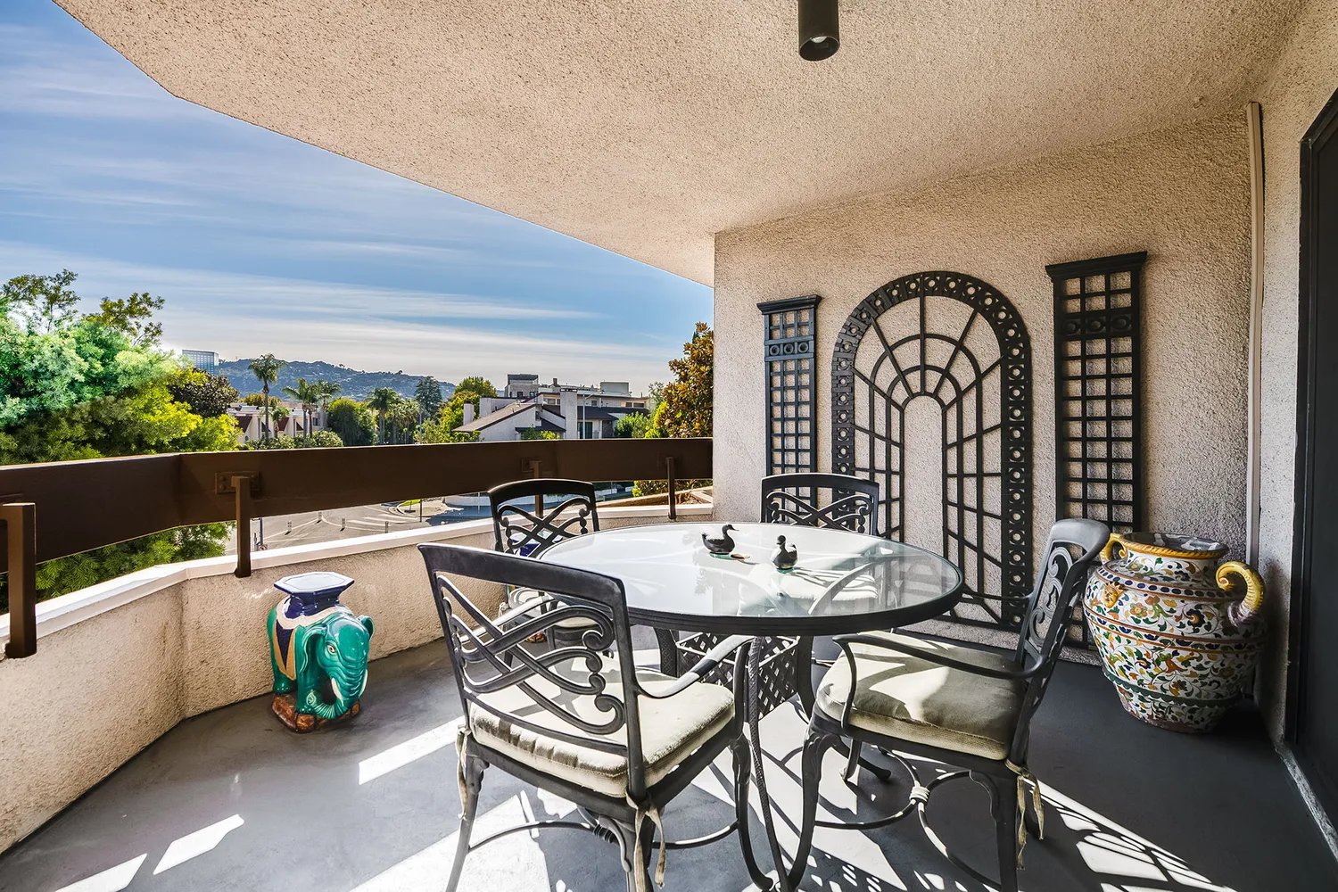 $849,000 | 10409 Riverside Drive, Unit 203, Toluca Lake, CA 91602