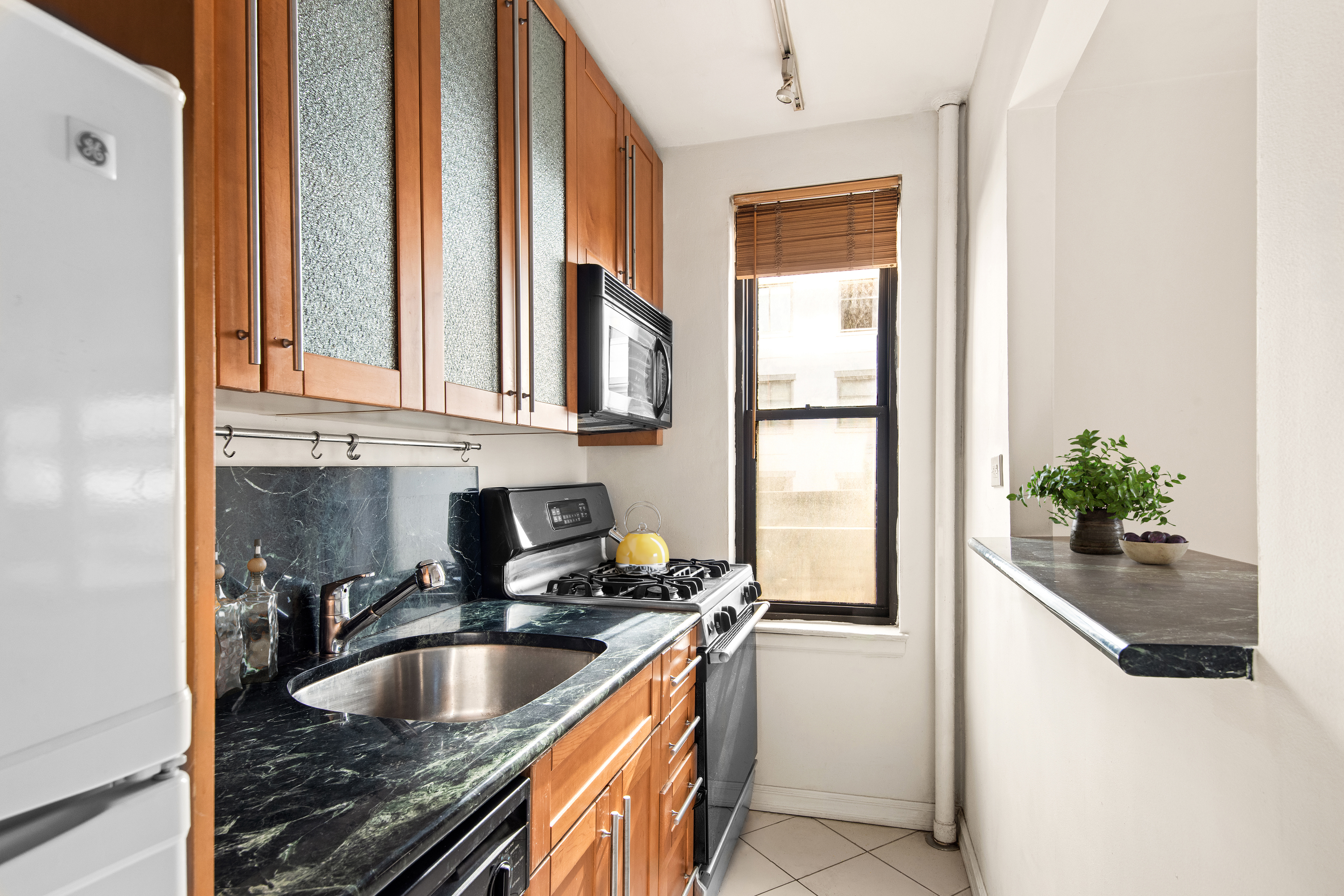 208 East 70th Street, Unit 6D Manhattan, NY 10021 - Photo 2 of 7 Gallery Image 2