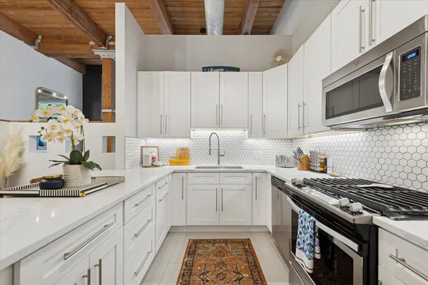 $395,000 | 2804 North Lakewood Avenue, Unit 103, Chicago, IL 60657