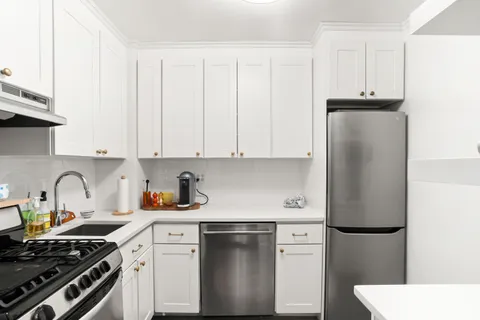 $585,000 | 363 East 76th Street, Unit 14E | Lenox Hill