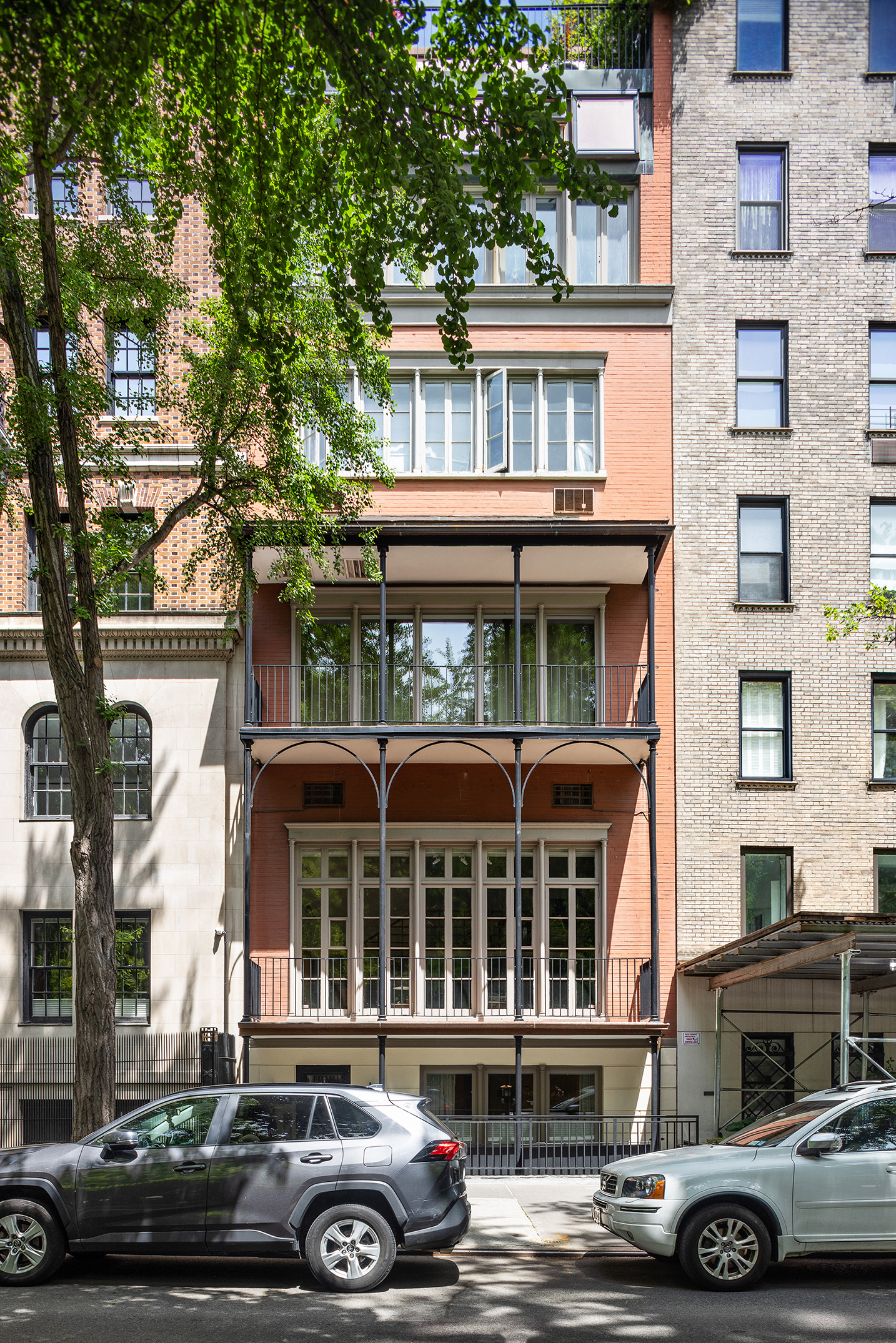 48 Gramercy Park North, Unit 1A Manhattan, NY 10010 - Photo 10 of 14 a front view of a residential apartment building with a yard