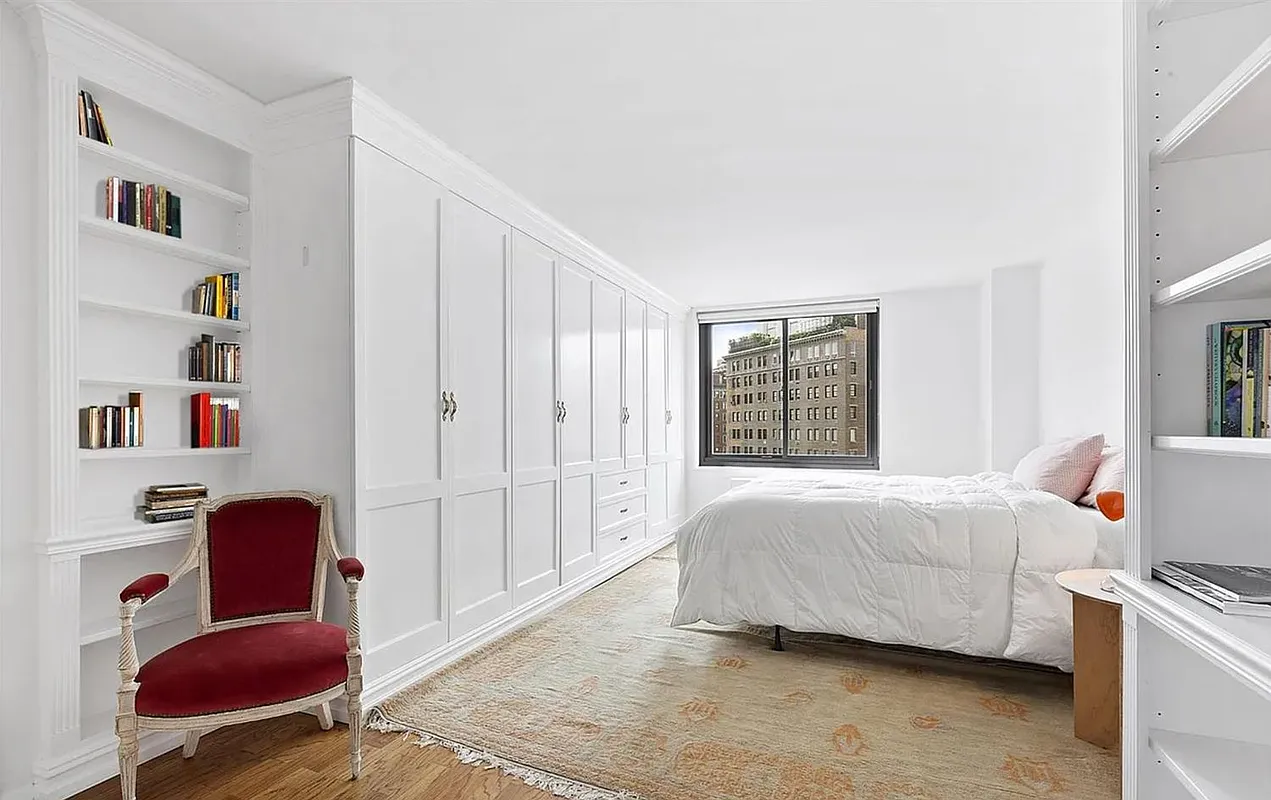 40 East 94th Street, Unit 13G Manhattan, NY 10128 - Photo 4 of 13 a bedroom with furniture and a window