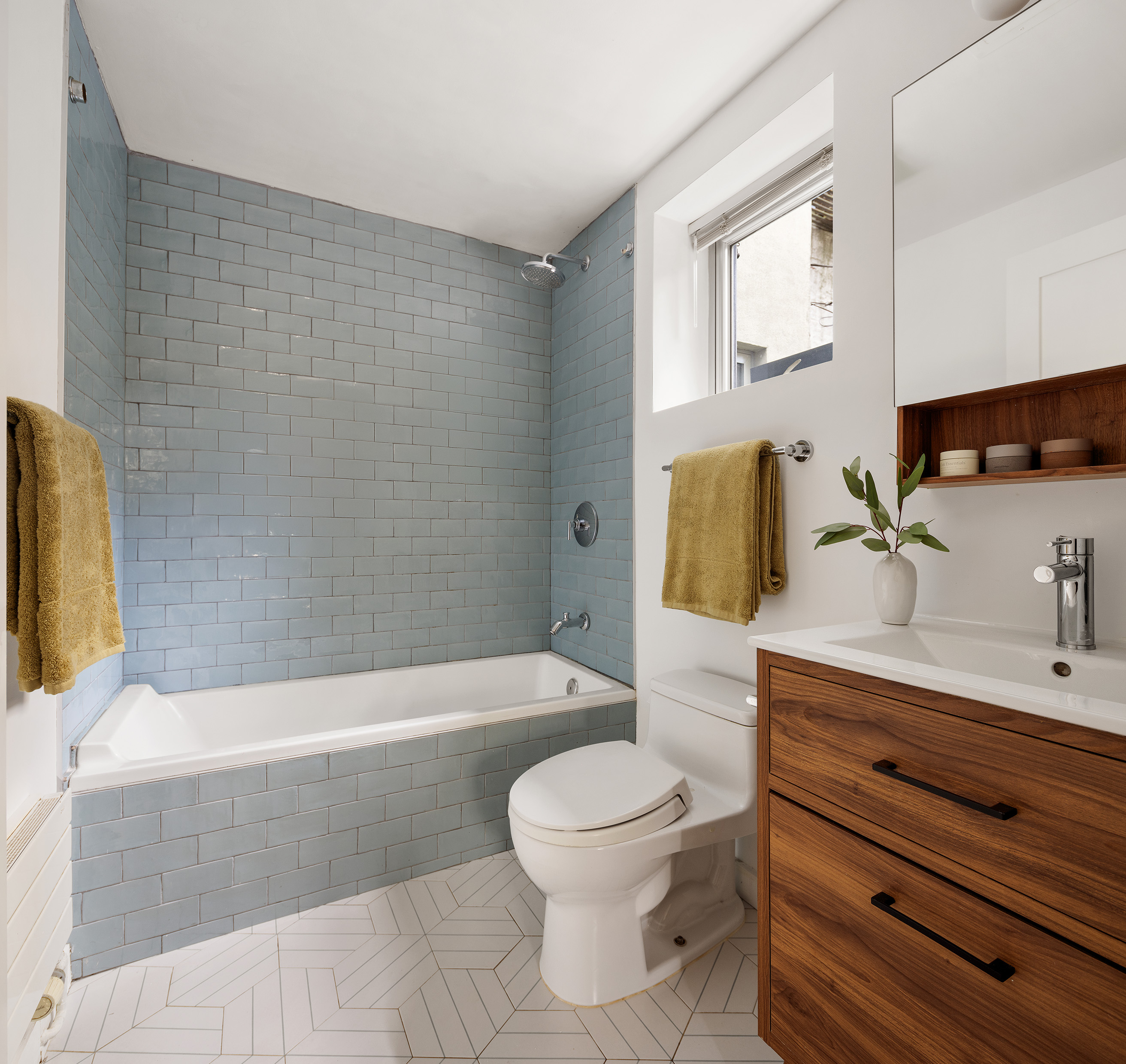 321 Union Street, Unit 1B Brooklyn, NY 11231 - Photo 9 of 10 a bathroom with a sink a toilet and a bathtub