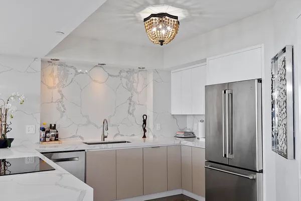 $3,900,000 | 10 Venetian Way, Unit 804, Miami Beach, FL 33139