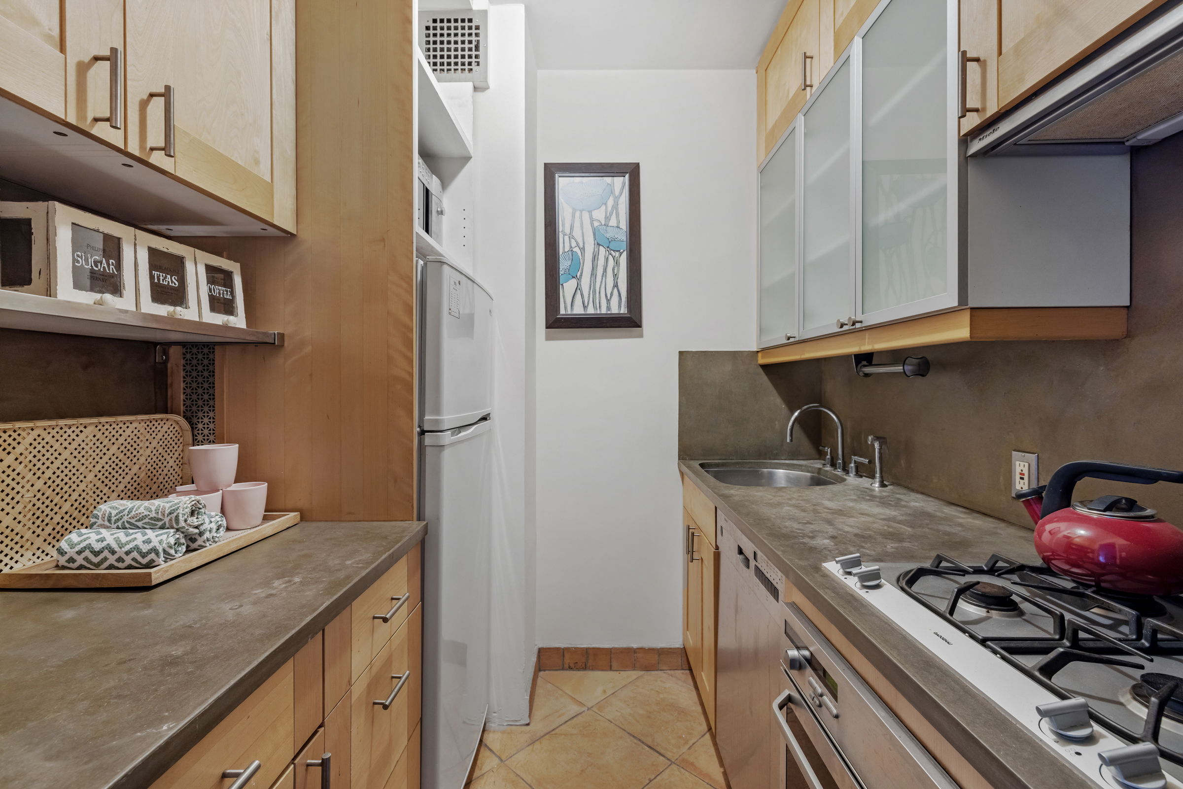 99 Bank Street, Unit 7E Manhattan, NY 10014 - Photo 6 of 8 a kitchen with a stove and a cabinets