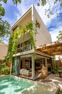 a view of a house with backyard