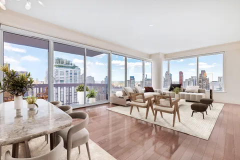 $2,475,000 | 200 East 69th Street, Unit 29B | Lenox Hill