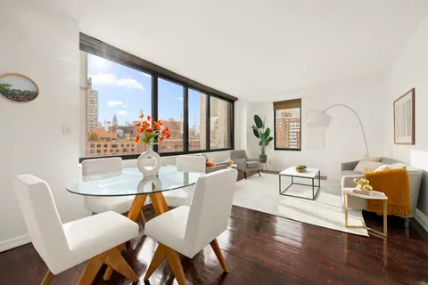 $925,000 | 52 East End Avenue, Unit 12B | Upper East Side