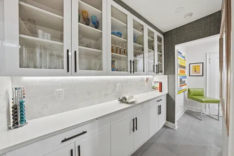 $2,699,000 | 50 East 72nd Street, Unit 10B | Lenox Hill