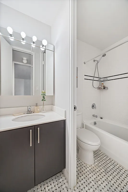 300 East 40th Street, Unit 3J Manhattan, NY 10016 - Photo 6 of 8 Gallery Image 6