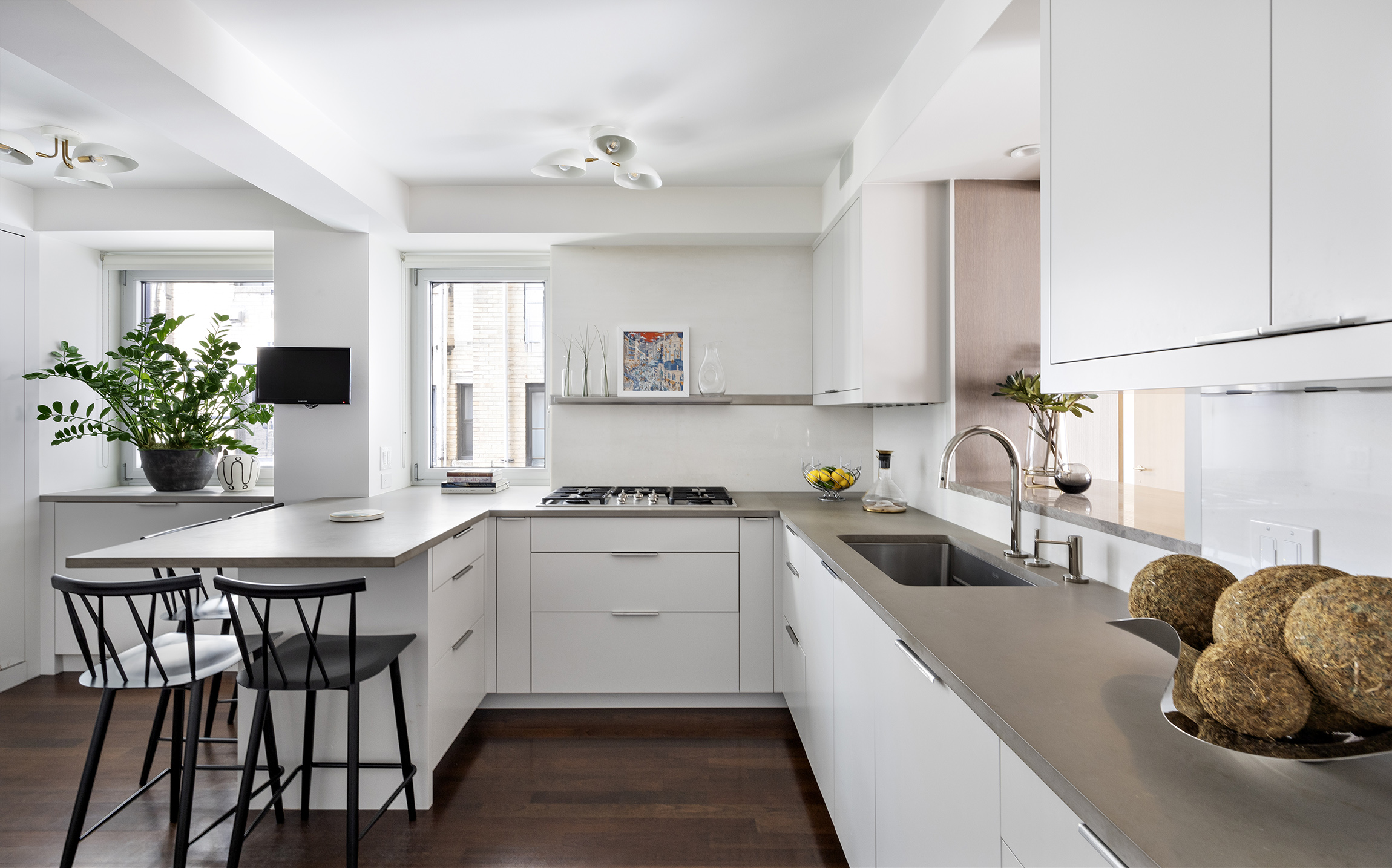 45 East 72nd Street, Unit 9C Manhattan, NY 10021 - Photo 6 of 16 a kitchen with a table and chairs in it