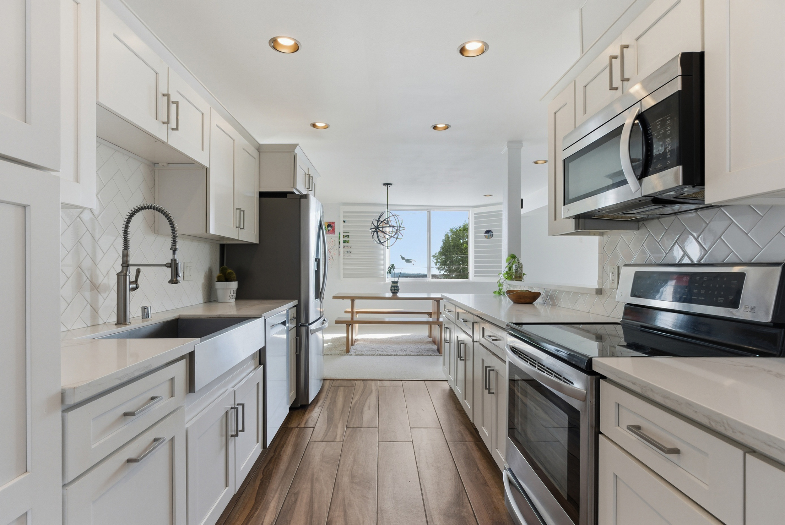 2385 Roscomare Road, Unit E17 Los Angeles, CA 90077 - Photo 4 of 23