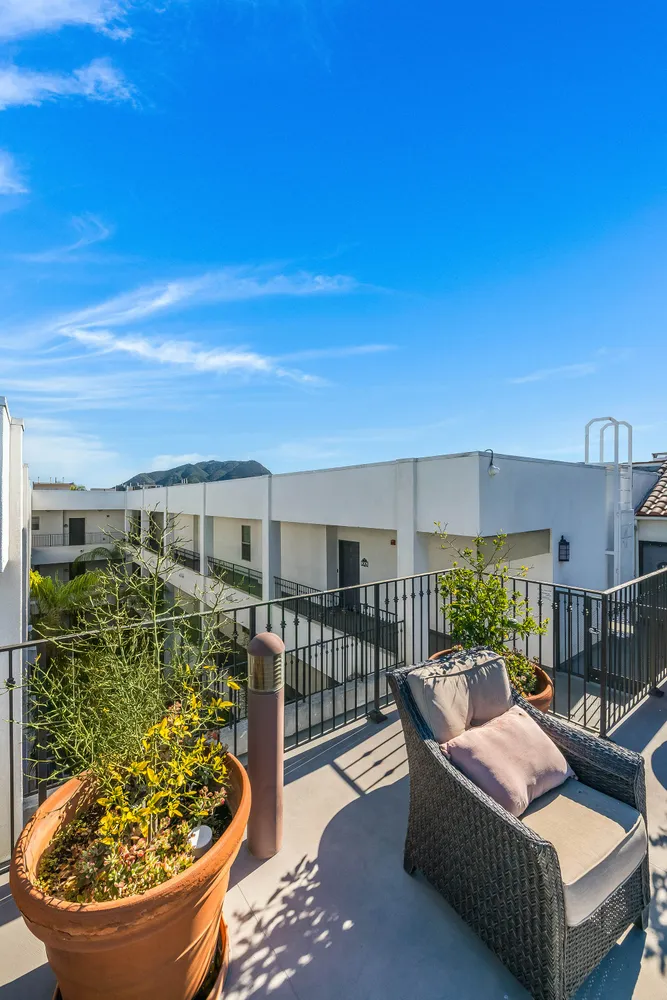 $1,095,000 | 10648 Woodbridge Street, Unit 105, Toluca Lake, CA 91602