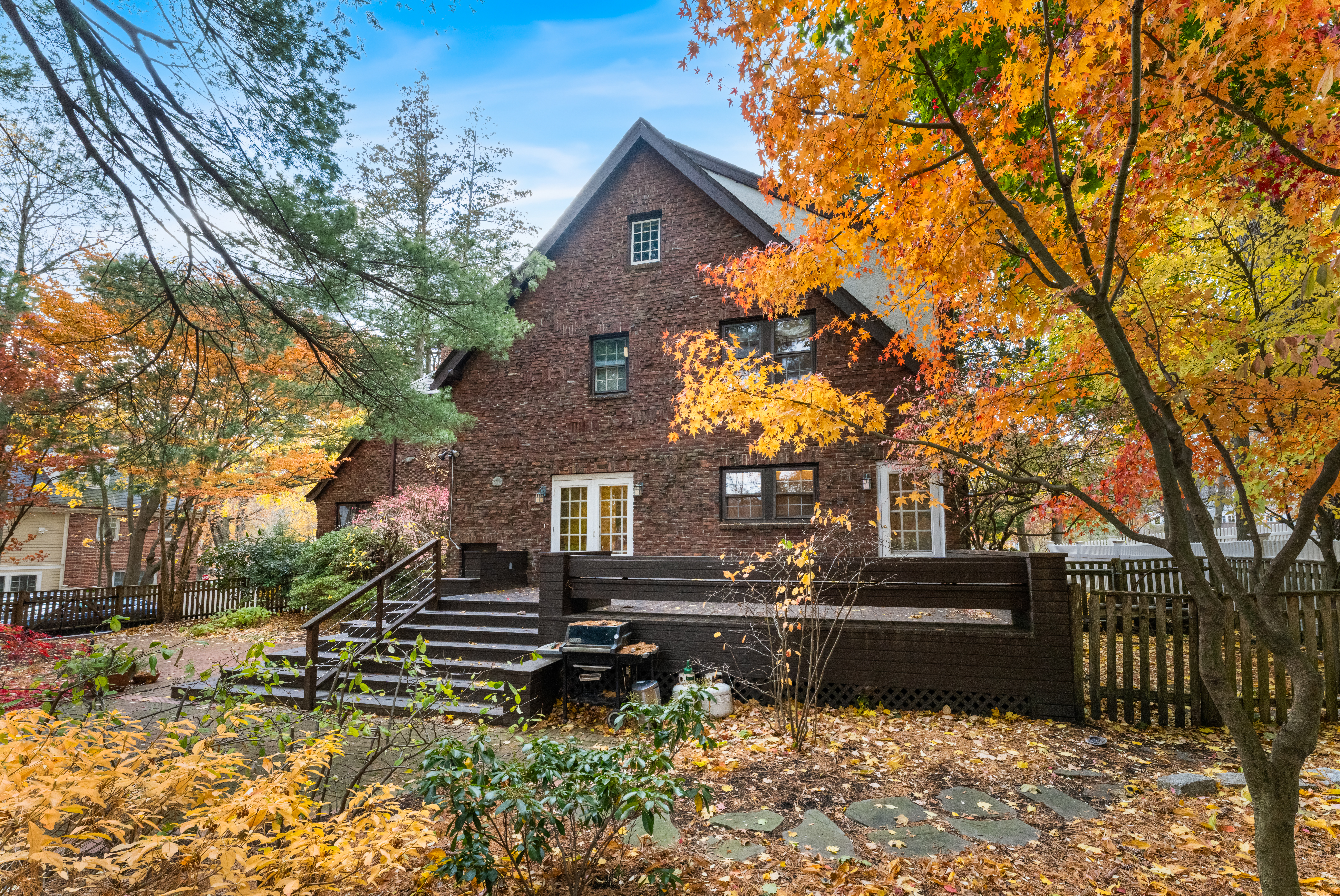 302 Dean Road Brookline, MA 02445 - Photo 5 of 20