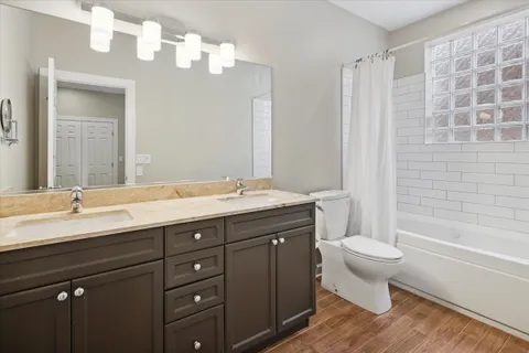 $570,000 | 3806 North Damen Avenue, Unit 2, Chicago, IL 60618