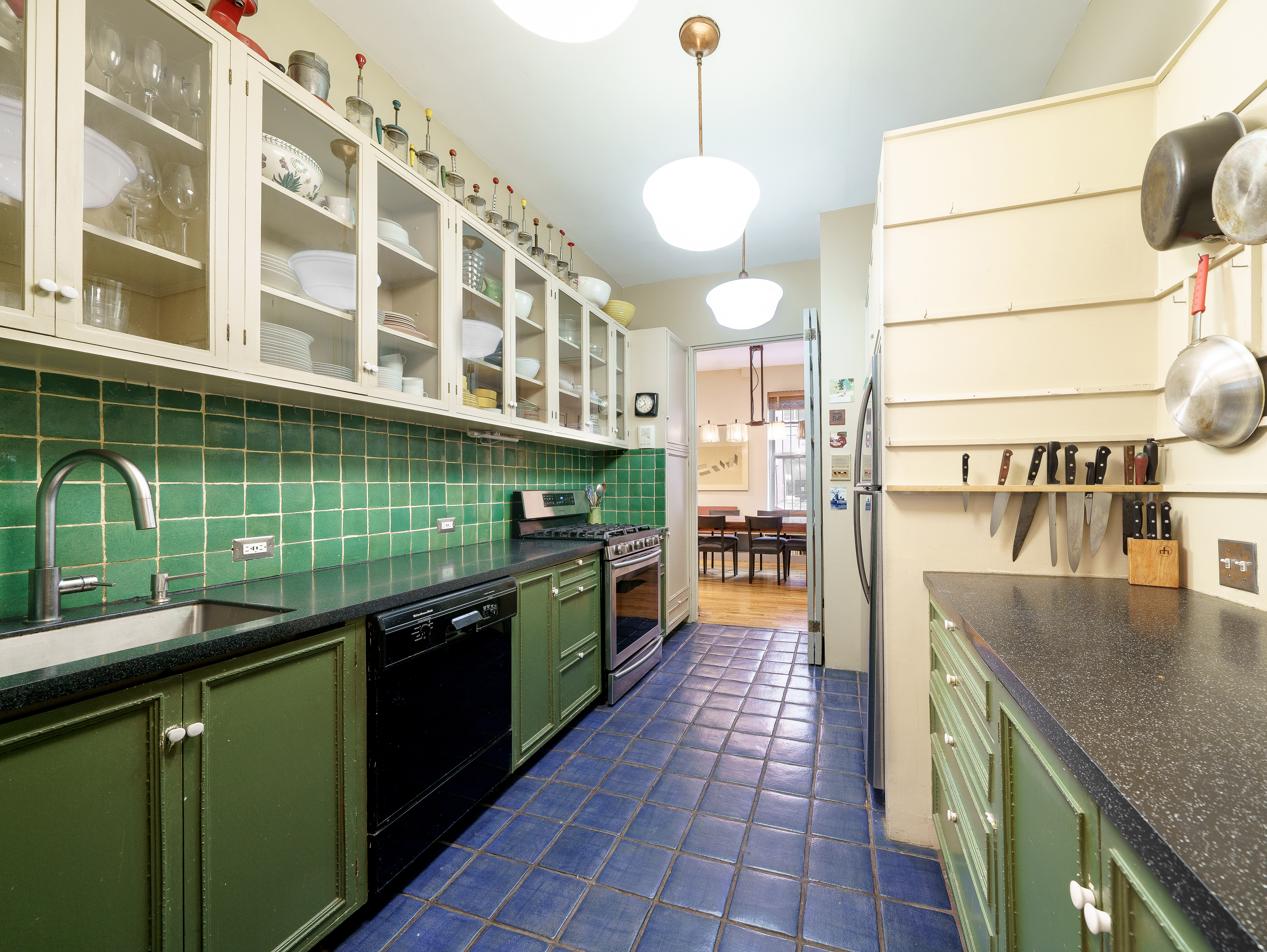 305 West 20th Street Manhattan, NY 10011 - Photo 7 of 9