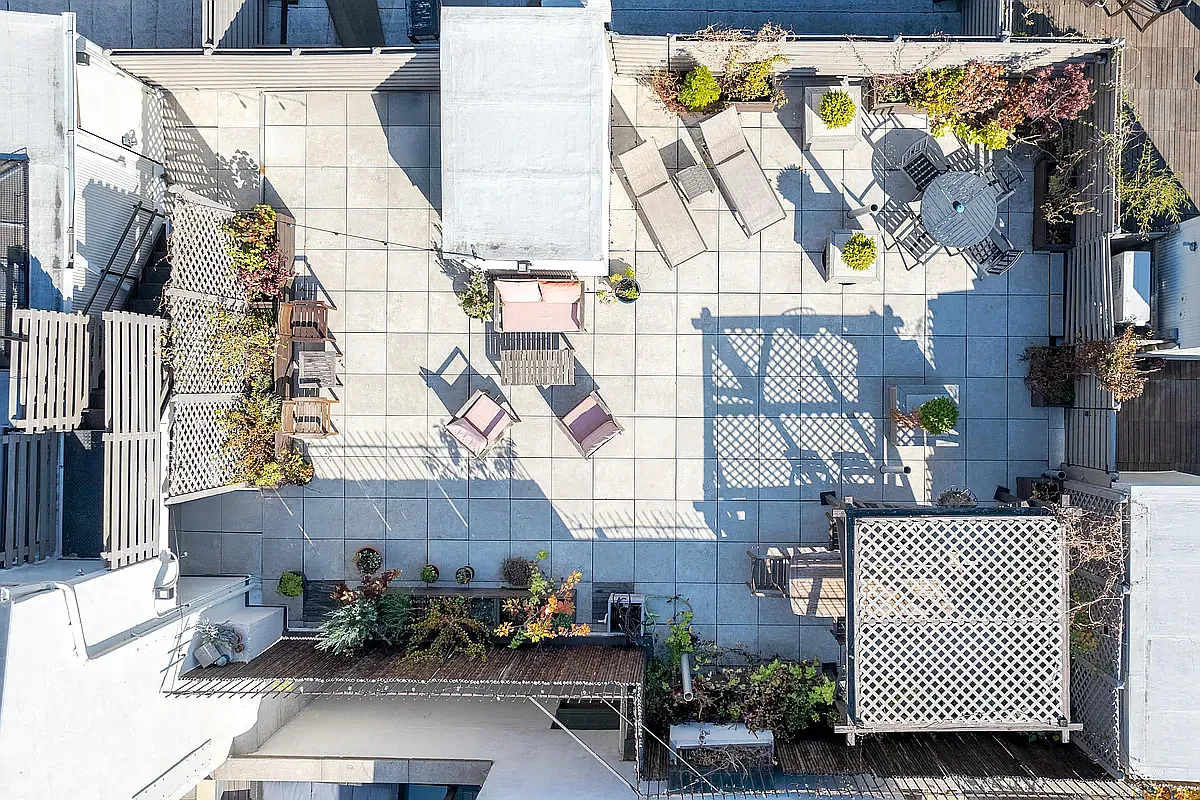 300 East 4th Street, Unit 1A Manhattan, NY 10009 - Photo 8 of 10 a backyard of a house with outdoor seating and plants