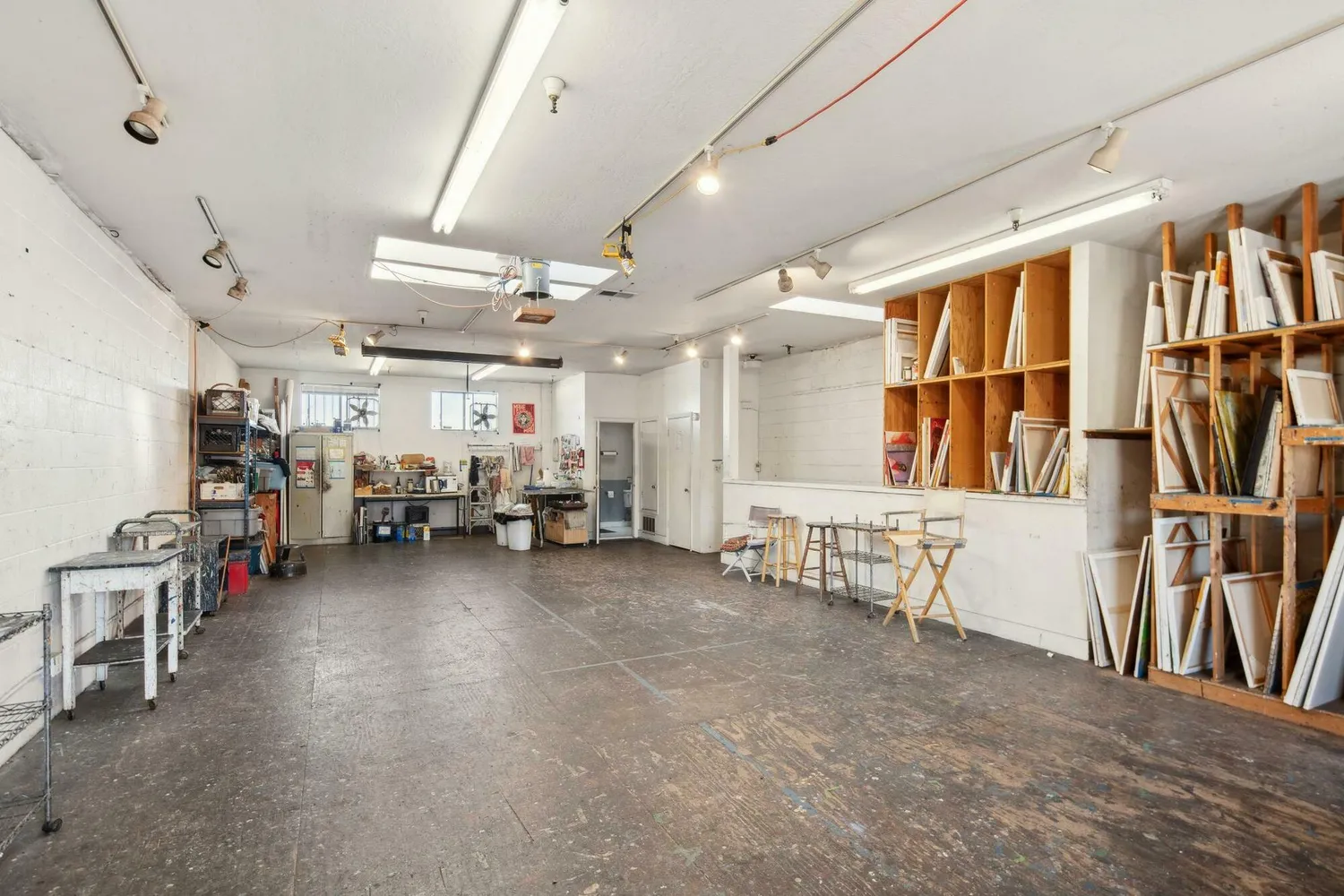 a view of a livingroom with furniture and a garage
