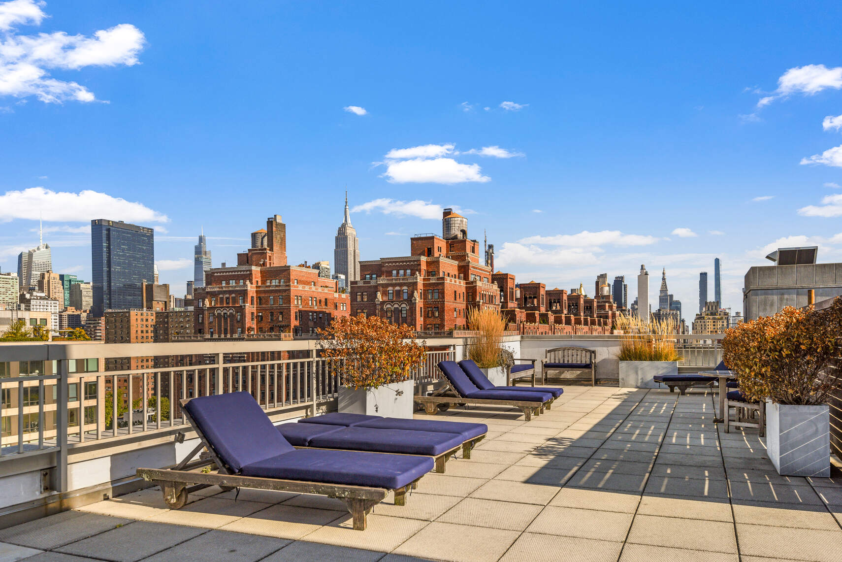 520 West 23rd Street, Unit PH16F Manhattan, NY 10011 - Photo 15 of 17 a view of a terrace with sitting area