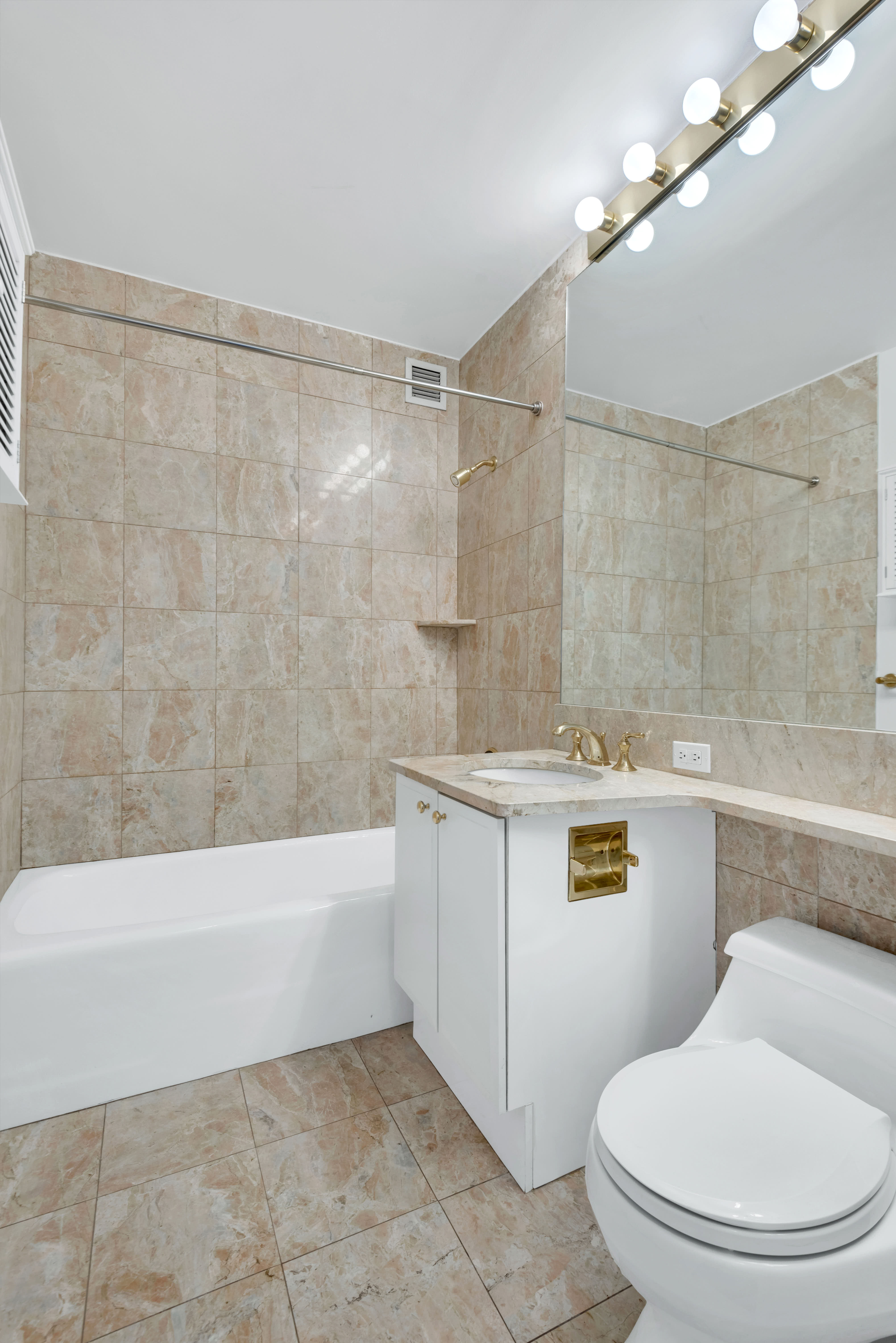 200 Riverside Boulevard, Unit 20F Manhattan, NY 10069 - Photo 5 of 9 Gallery Image 5