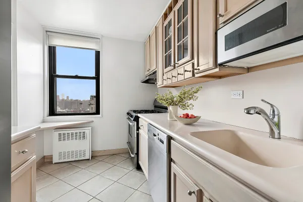 $1,250,000 | 201 East 17th Street, Unit 14H | Gramercy