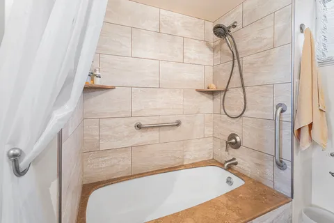 $500,000 | 75-5766 Kuakini Highway, Unit 406, Kailua-Kona, HI 96740