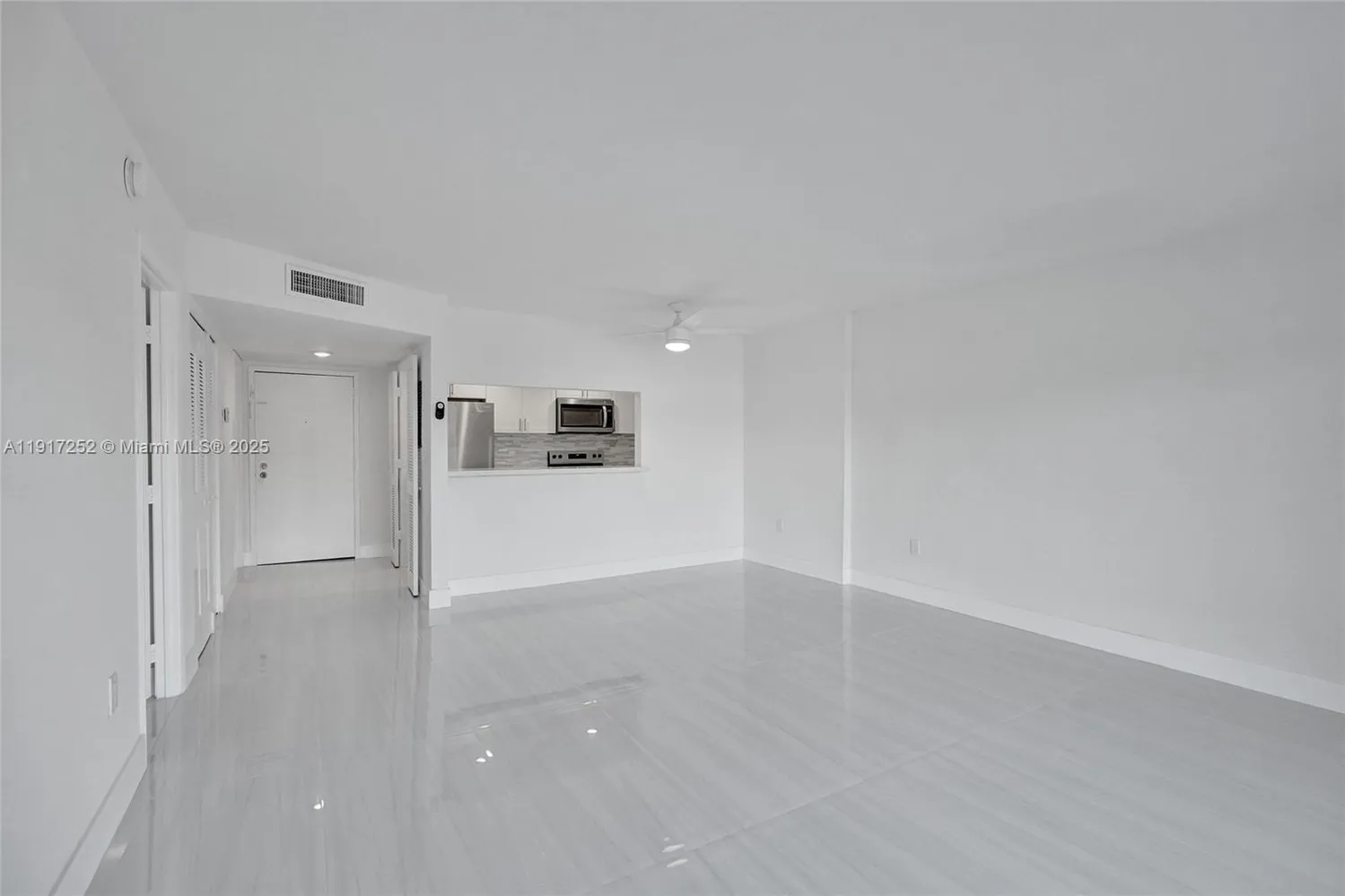 $1,700 | 4164 Inverrary Drive, Unit 305, Lauderhill, FL 33319