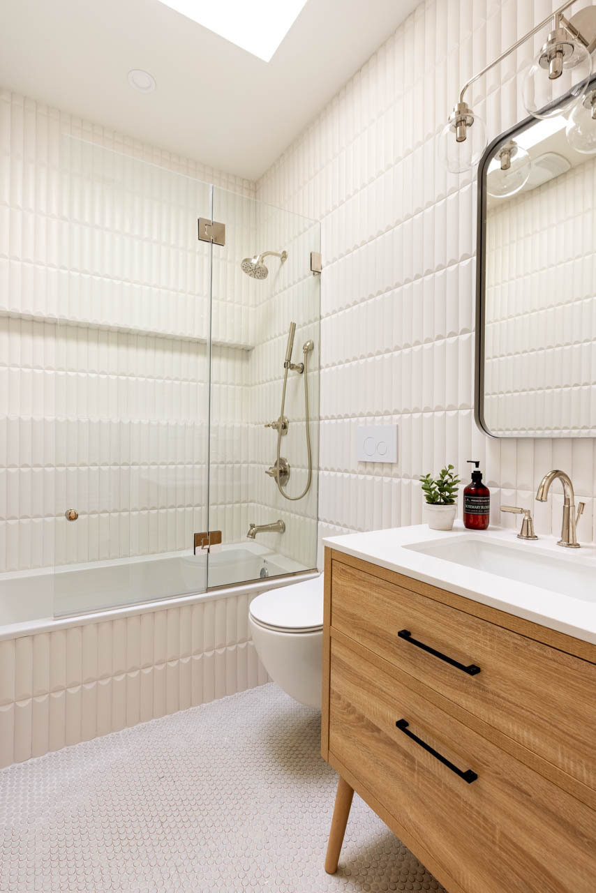 175 St James Place Brooklyn, NY 11238 - Photo 19 of 23 a bathroom with a sink a toilet and a bathtub