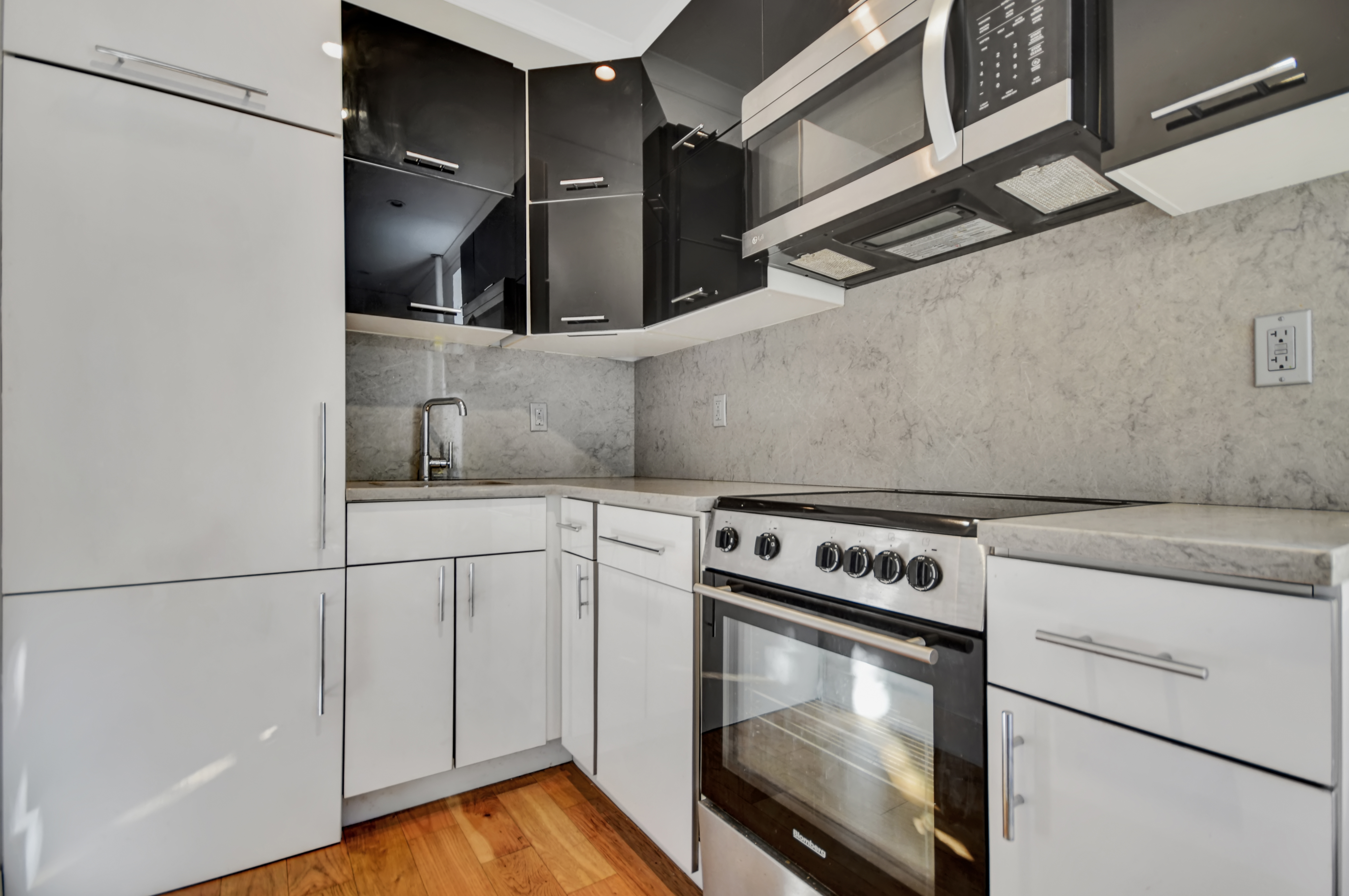 403 East 69th Street, Unit 2D Manhattan, NY 10021 - Photo 2 of 5