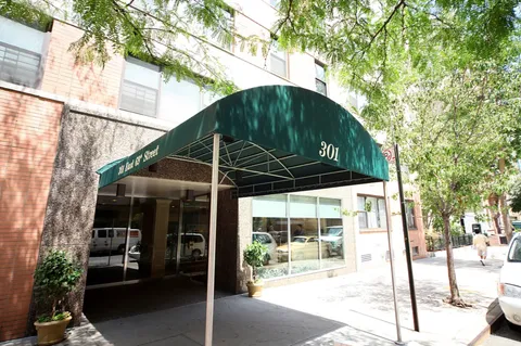 $875,000 | 301 East 69th Street, Unit 2K | Lenox Hill