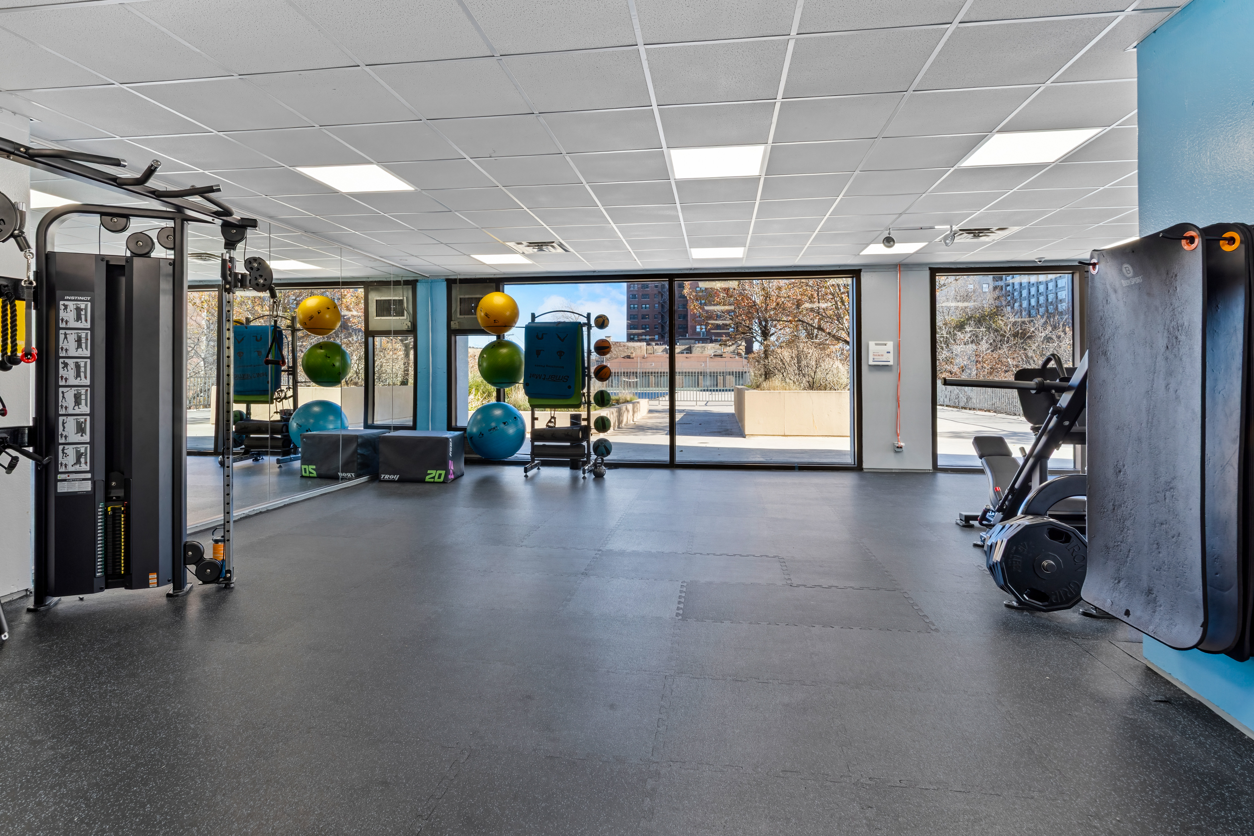 4343 North Clarendon Avenue, Unit 1016 Chicago, IL 60613 - Photo 30 of 35 a view of a room with gym equipment