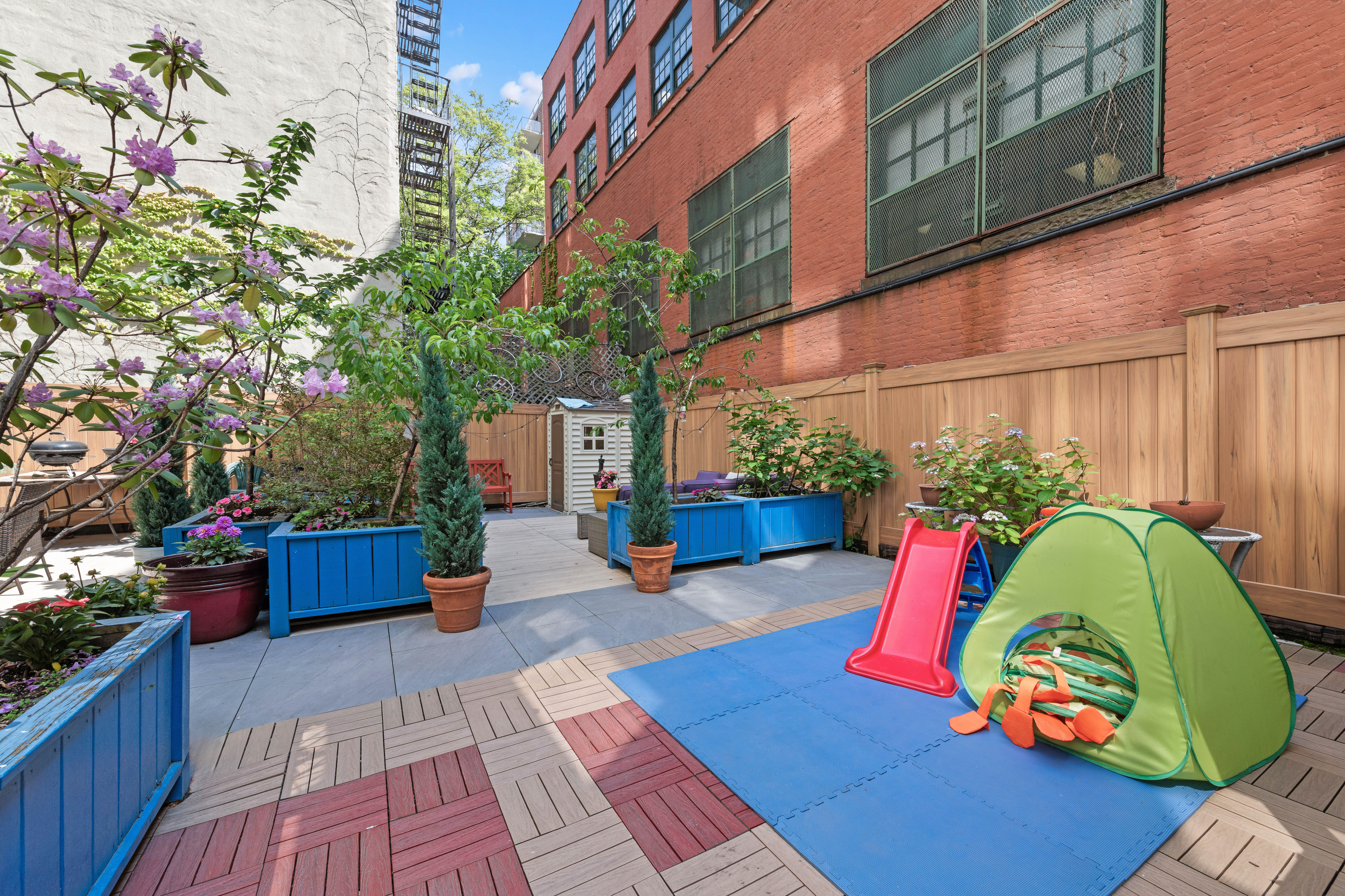 400 East 77th Street, Unit 1CD Manhattan, NY 10075 - Photo 17 of 18 a view of a chairs and tables in the balcony