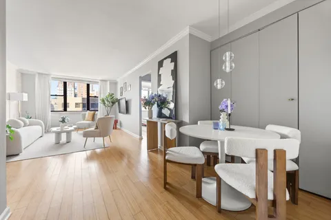 $885,000 | 201 East 17th Street, Unit 14F | Gramercy